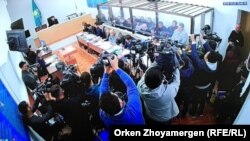 Пресса и участники процесса по делу 14 вывезенных из Сирии казахстанцев, обвиненных на родине в терроризме.