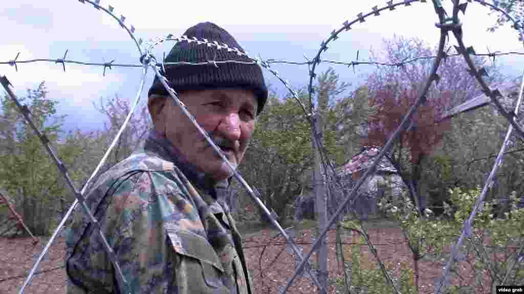 Но покидать родной участок, разделенный колючей проволокой, он всегда отказывался.