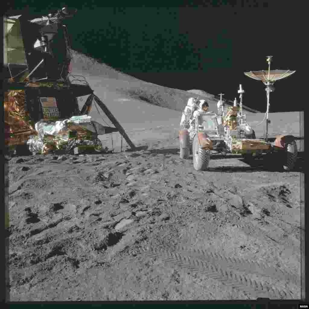 Астронавтів, що відвідали Місяць, вразив його запах. За словами багатьох, аромат місячного пилу схожий на аромат пороху. Ніл Армстронг казав, що він пахне, як &laquo;мокрий пил у каміні&raquo;