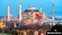 Щороку собор Святої Софії відвідують мільйони туристів. Тільки в минулому році їх було близько трьох мільйонів 700 тисяч