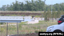 Жергілікті жұрт арасында "президенттің арнайы трассасы" аталып кеткен жолдағы көпірді бақылап жүрген мемлекеттік күзет қызметкері. Астана, 10 маусым, 2025 жыл