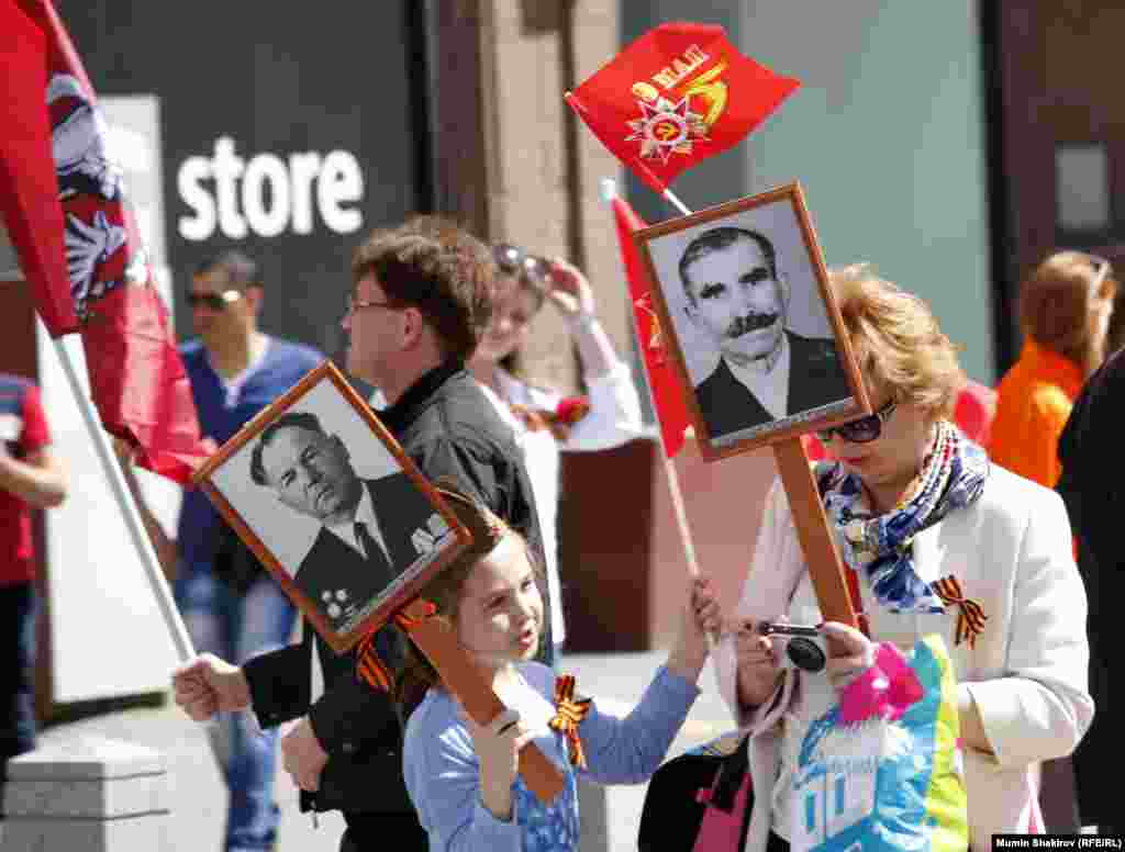 Многие москвичи сами изготовили семейные портреты своих родственников-фронтовиков, иные воспользовались услугами городских властей.