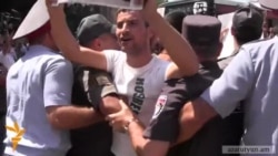 Քաշքշուկ ոստիկանների եւ եզդիների միջեւ. ուժի կիրառմամբ փողոցը բացվեց