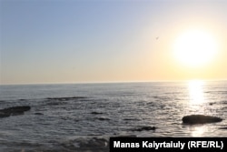 Местные старожили сказали корреспонденту Азаттыка, что малое количество осадков связано, по их мнению, со снижением уровня воды в Каспийском море