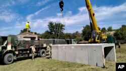 Інженери румунської армії встановлюють бетонні укриття в селі Плауру на кордоні між Румунією й Україною, 12 вересня 2023 року