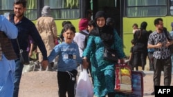 آرشیف، مهاجران افغان در حال برگشت در مرز اسلام قلعه 