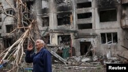 Місцевий мешканець біля пошкодженої обстрілами армії РФ багатоповерхівки, Мирноград, Донецька область, 29 травня 2025 року