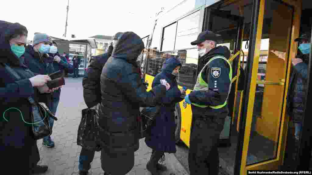 А ось в наземний транспорт від 23 березня впускають за спецперепустками