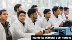 Кыргызстанда билим алган индиялык жана пакистандык студенттер. Иллюстрациялык сүрөт.
