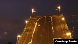 Акция арт-группы "Война" в Санкт-Петербурге "Член в плену у КГБ" 