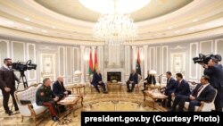 Сустрэча Аляксандра Лукашэнкі з галоўным вайскаводам Нацыянальнай арміі Лібіі Халіфам Бэлкасімам Хафтарам, 18 лютага 2025 году. Ілюстрацыйнае фота