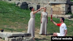 Зажжение олимпийского огня в Олимпии, Греция, 24 марта 2008 года. Факелу предстоит долгий и трудный путь в Пекин