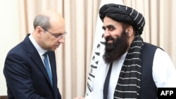 این عکس که در تاریخ ۳ جولای ۲۰۲۵ گرفته شده و توسط وزارت خارجۀ حکومت طالبان منتشر شده است، امیرخان متقی، سرپرست وزارت خارجۀ طالبان را در حال دست دادن با دیمیتری ژیرنوف، سفیر روسیه در افغانستان نشان می‌دهد.