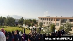 تصویر آرشیف: دختران برای اشتراک در امتحان کانکور صف بسته اند. 