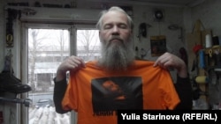 Живущий в Красноярске художник Василий Слонов показывает футболку с принтом "Ленин в гробу".