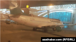 "Türkmenistan" howa ýollarynyň uçary. Aşgabadyň halkara howa menzili (illýustrasiýa suraty)