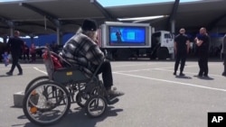 Мариуполь. Машины с экранами, на которых транслируют кремлевскую пропаганду