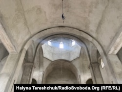 Зняті світильники у храмі