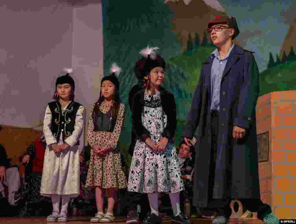 &quot;Үмүт-Надежда&quot; балдар реабилитациялык борбору 1989-жылы негизделген. Аны Герта-Михайл Карла-Мария Шелике негиздеген. Аталган борбордо үч жаштан 18 жашка чейинки майыптыгы бар балдар билим алат.&nbsp;