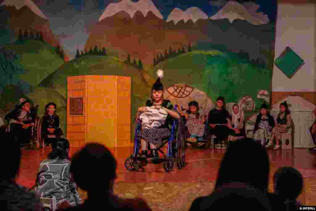 Алтынай талаадан тезек терип, кайтып келе жаткан учур.