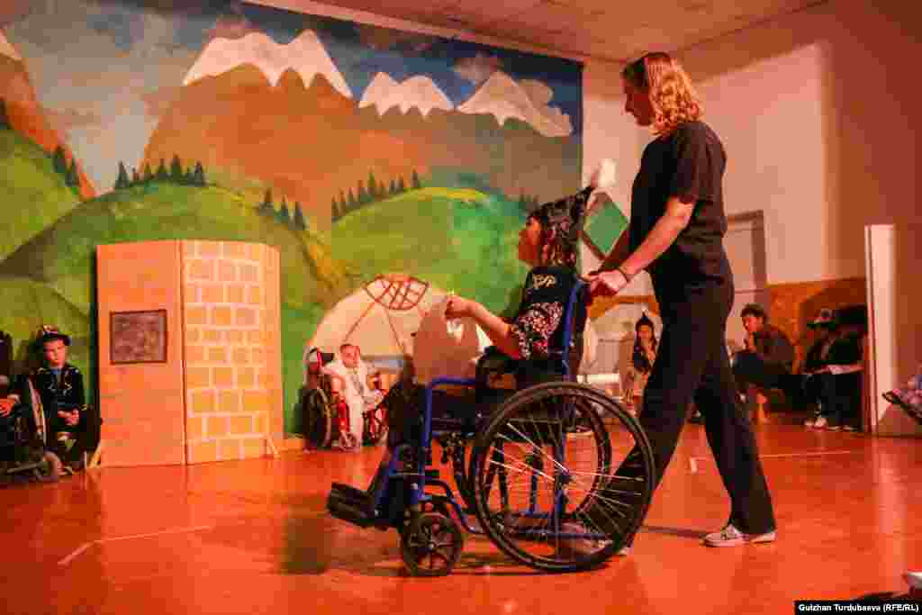 Сектакль башталарда жабык турган көшөгө ачылып, каармандар ыктыярчылардын&nbsp; коштоосунда сахнага майыптыгы бар адамдар үчүн жасалган жол аркылуу тизилип чыга келишти. Жай музыка жаңырып турду.