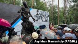 Участники собрания возле памятника жертвам голода начала 1930-х годов. Алматы, 31 мая 2022 года