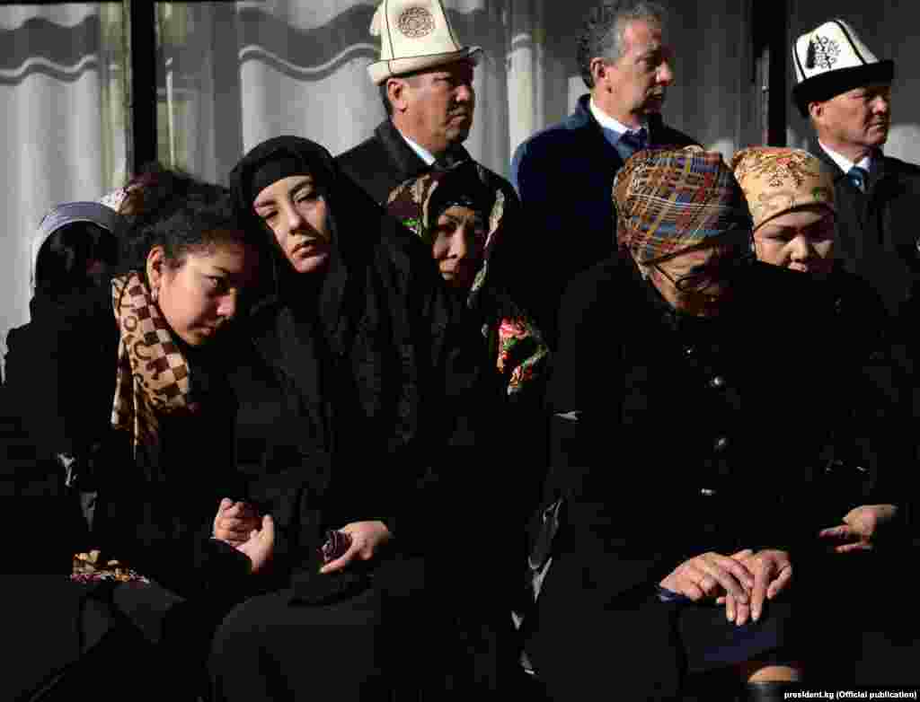 &ldquo;Темир Жумакадыровдун мезгилсиз дүйнөдөн кайтышы мекендештердин эч кимисин кайдыгер калтырган жок, ал жаңы муундагы көрүнүктүү мамлекеттик ишмерлердин сап башында болчу&rdquo; деп билдирди кечээ &ldquo;Акыйкат шайлоо үчүн&rdquo; жарандык кыймылы.&nbsp;Саясатчылар, коомдук ишмерлер жана жарандык активисттер кирген кыймылдын кайрылуусунда &ldquo;Темир Жумакадыров 2017-жылдагы президенттик шайлоону даярдоо жана өткөрүү боюнча өкмөттүн штабынын жетекчиси катары биз менен тыгыз иштешип келген&quot; деп жазылат. 