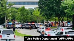 АКШнын Оклахома штатындагы Талса шаарындагы окуя болгон оорукананын айланасын полиция кайтарып турат.