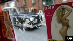 Главная причина расцвета проституции в том, что мужчины поняли: продавая женщин, они могут делать на этом не меньшие деньги, чем переправляя через границу оружие или наркотики