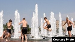 Российские дети самостоятельно могут решить для себя проблему жары. Взрослым же гражданам России необходима сиеста, полагает главный санитарный врач РФ.