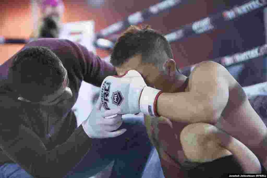 Кытай мушкери Фу Чангхин техникалык нокауттан кийин...