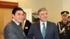 Türkmenistanyň prezidenti Gurbanguly Berdimuhamedow (çepde) Türkiýäniň prezidenti Abdullah Gül bilen duşuşýar, Türkmenbaşy şäheri, 2011-nji ýylyň 30-njy maýy.
