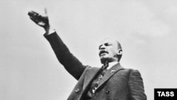 Владимир Ленин выступает на открытии памятника Степану Разину в Москве. 1 мая 1919 года