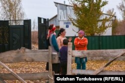 Айгерим айылдагы кыз-келиндерге жөлөк пул алуунун жол жоболорун айтып берип жатат.