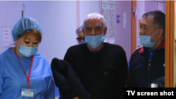 Выписанные из больницы шахтеры, которые пострадали при ЧП на шахте «Абайская» Карагандинской области. 15 ноября 2021 года