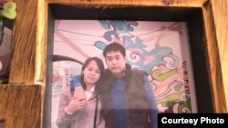 Bahtygül Kadyrbaýewa hem onuň adamsy Nursultan Orazow. Maşgala arhiwinden alnan surat.