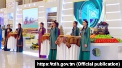 Türkmenistanda guralan azyk-söwda sergileriniň biri (Illýustrasiýa suraty)