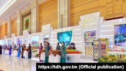 Metbugat ýurtda azygyň boldugyny aýdýar, ýaşaýjylar nyrhlardan 'dat' edýär.