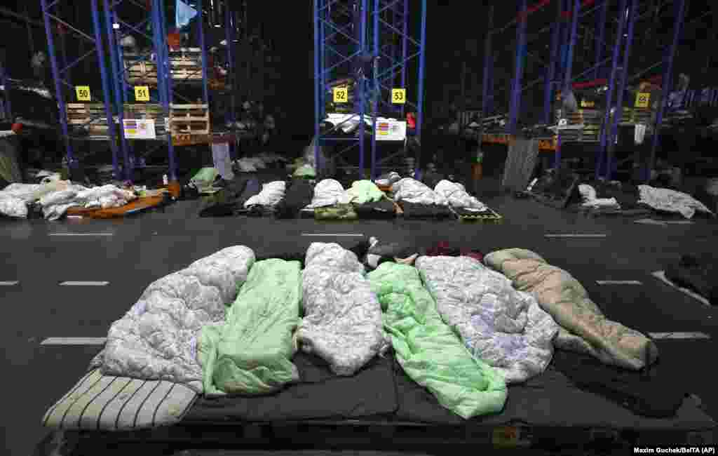 Мігранти сплять у логістичному центрі у Білорусі неподалік прикордонного переходу Кузниця. В інтерв&#39;ю &laquo;Бі-бі-сі&raquo; 19 листопада Лукашенко визнав, що &laquo;цілком можливо&raquo;, що його сили безпеки допомагали мігрантам, але заперечував, що його уряд привозив їх до Білорусі