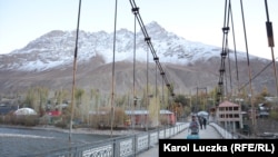 Gunt derýasynyň üstünden gurlan köpri, Täjigistan.