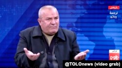 Кабул университеттин профессору Файзулла Жалал "Толо" телеканалындагы берүүлөрдүн биринде сүйлөп жатат. 
