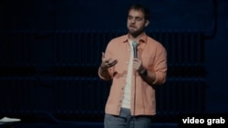 Денис Чужой во время стендап-концерта «Дальше сам»