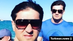 Племянники Гурбангулы Бердымухамедова: Шамырат Реджепов более известный как Шаммы (справа) и его брат Хаджимырат.  