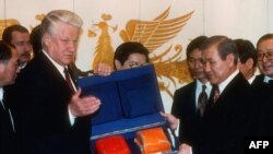 Борис Ельцин менен Ро Дэ У (оңдо). Ельцин ага 1983-жылы советтик истребител атып түшүргөн Korean Air Lines KE007 учагынын кара кутусун тапшырып жаткан учуру. 1992 жыл