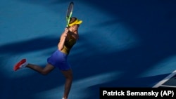 «У трьох непростих сетах вона завдала поразки Марії Саккарі – 5:7; 6:3; 6:4», – повідомили у Федерації тенісу України