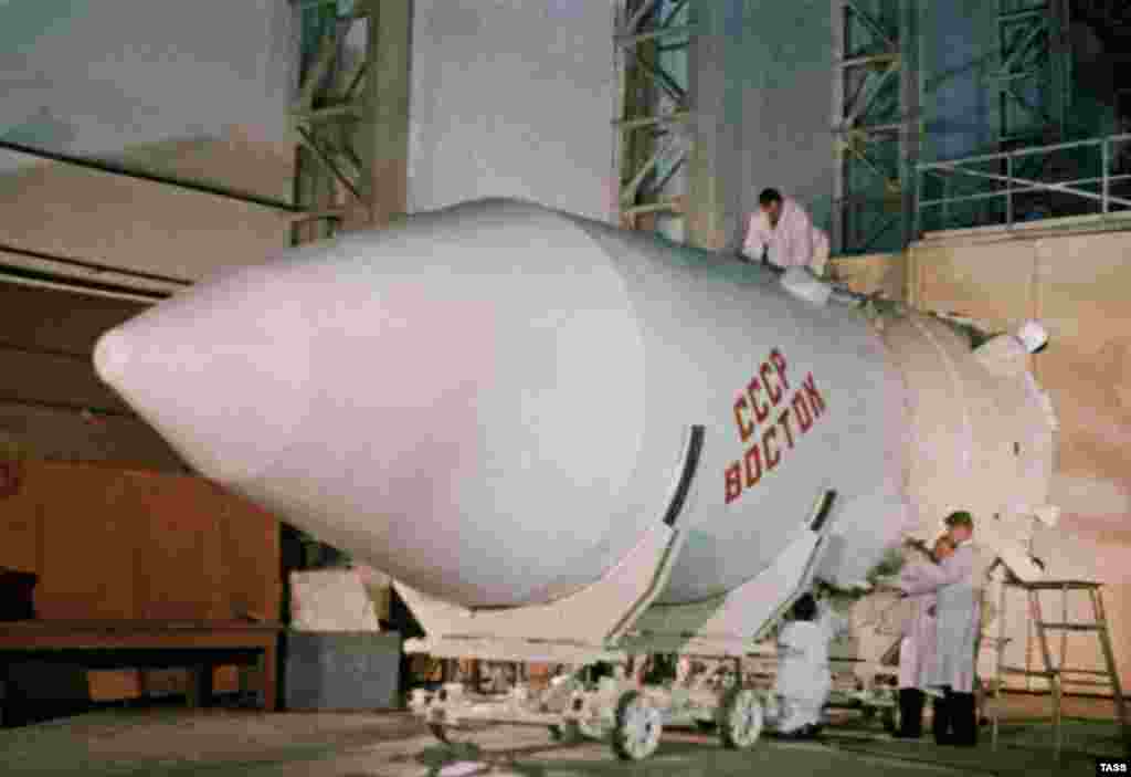 Последни проверки на ракетата &quot;Восток&quot;, която ще изстреля съветския космонавт Юрий Гагарин в орбита през 1961 г. От Байконур са направени много исторически изстрелвания в Космоса, включително и на първия сателит през октомври 1957 г., първото куче през ноември 1957 г., първия човек през 1961 г. и първата жена през 1963 г.&nbsp;