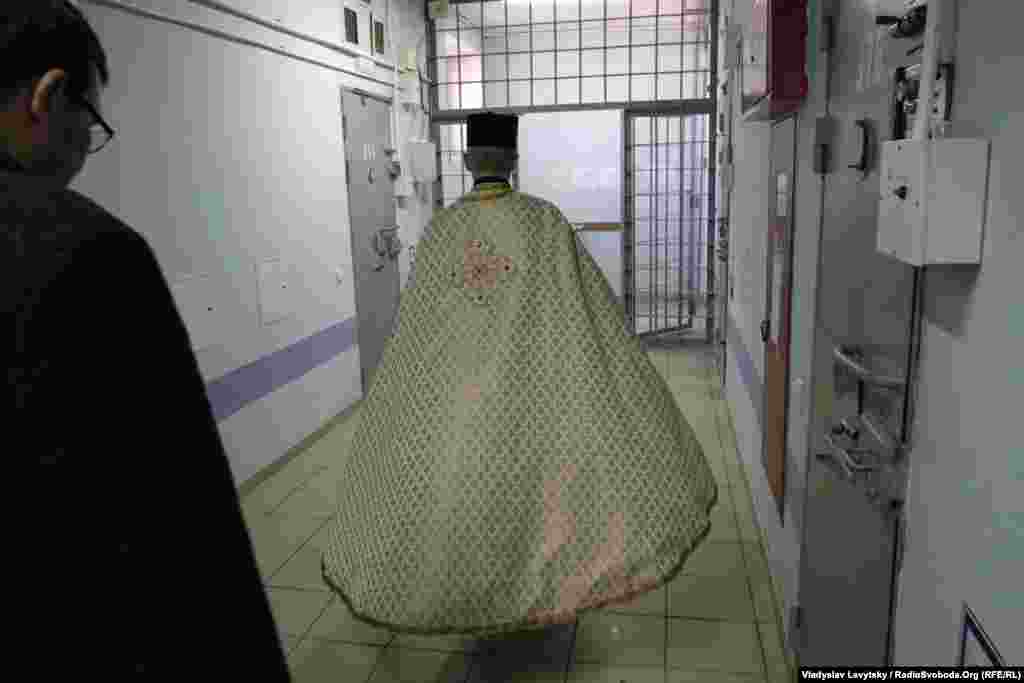 У корпусі декілька поверхів &ndash; священник відвідує кожну камеру