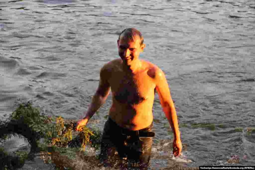 За традицією, дівчата плетуть вінки та пускають їх по воді, а хлопці намагаються спіймати їх.&nbsp;Якщо хлопець зловить вінок своєї коханої та поверне його їй, то це добра прикмета для їхньої подальшої спільної долі &nbsp;