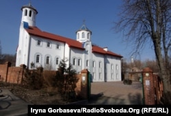 Храм Святого Петра ПЦУ в Маріуполі, де розташована Школа бандури та українського живопису імені Василя Сліпака