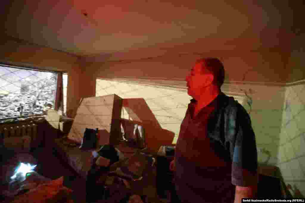 Киянин Олег у своїй квартирі, яку пошкодило ударом російської ракети